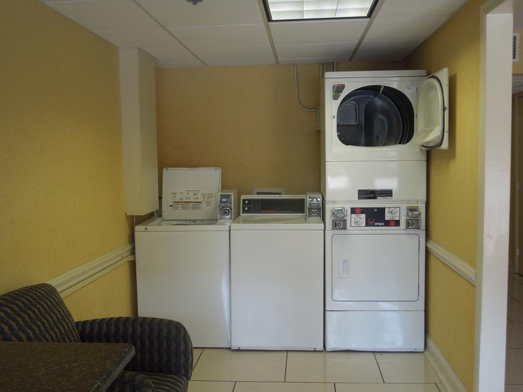 Baymont By Wyndham Fayetteville Fort Bragg Area Exterior foto