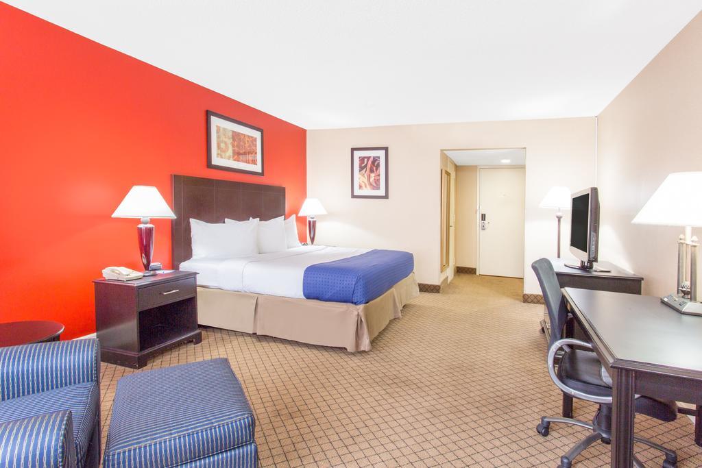 Baymont By Wyndham Fayetteville Fort Bragg Area Exterior foto