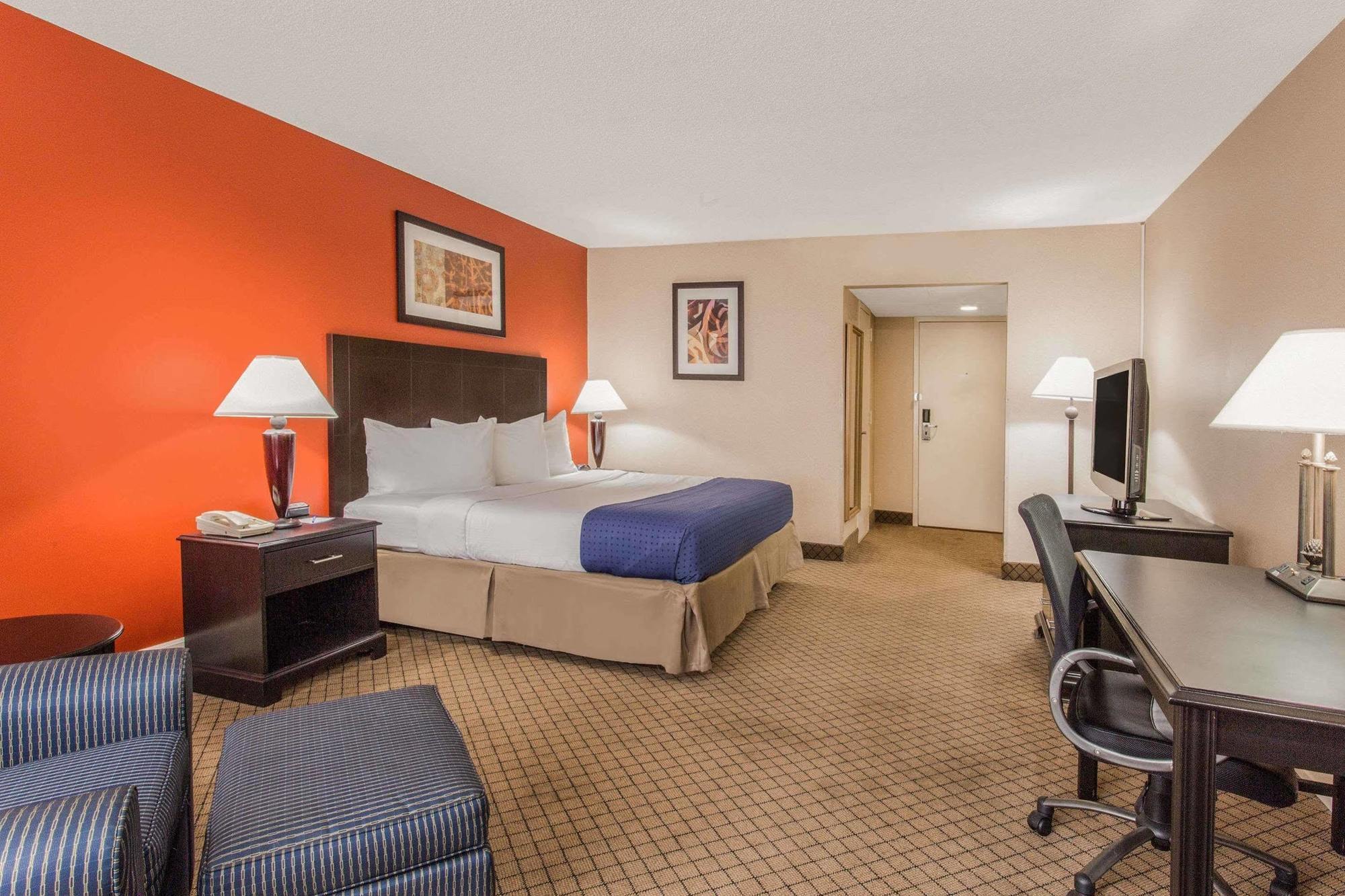 Baymont By Wyndham Fayetteville Fort Bragg Area Exterior foto